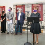 La rectora Rosa Aguilar interviene durante la inauguración. Detrás, de izquierda a derecha, Gonzalo Rey y Carmen Julia Hernández, subdirectores del Servicio de Biblioteca; el vicerrector de Investigación y Transferencia, Ernesto Pereda; y el comisario de la exposición, Miguel Ángel Molinero.