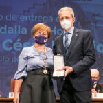 La rectora entrega la medalla al presidente de la Fundación César Manrique.