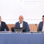 De izquierda a derecha, el consejero insular de Innovación, Investigación y Desarrollo del Cabildo de Tenerife, Juan José Martínez; el vicerrector de Transformación Digital, Vicente Blanco; y el consejero de Obras Públicas, Vivienda y Movilidad del Gobierno de Canarias, Pablo Rodríguez Valido.