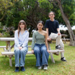 De izquierda a derecha, Irene Pérez, Beatriz Wangzheng y Aleix Gutiérrez, fotografiados en los jardines del Rectorado.